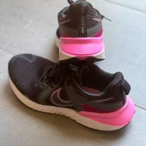 Nike React 2 women’s running shoes in US size 10